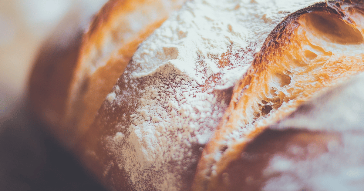 Pan casero recién horneado con una corteza dorada, ideal para hornear en verano