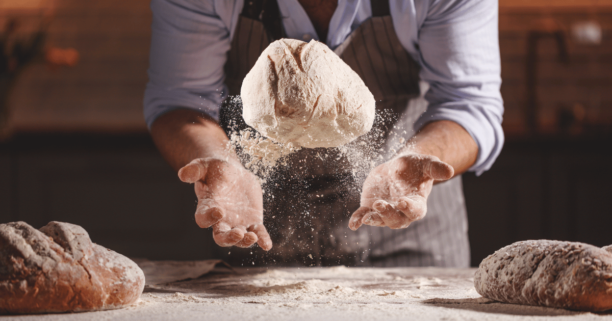 Panadero trabajando en la mañana para evitar altas temperaturas al hornear pan en verano.