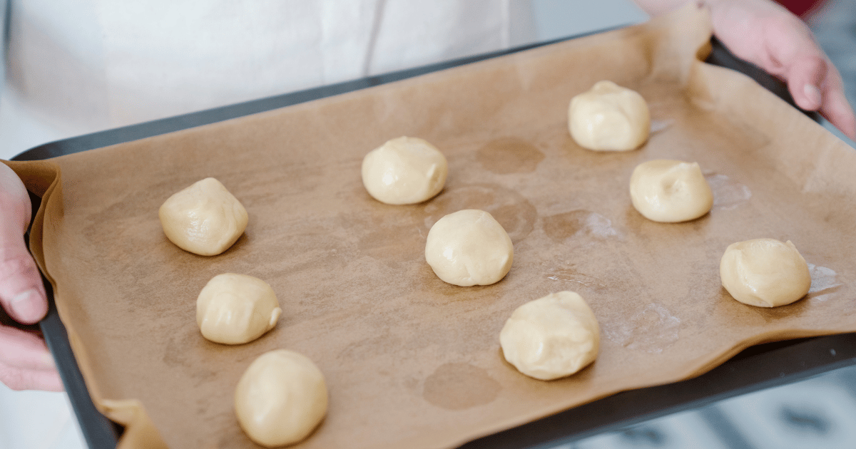 Panadero hidratando masa con atomizador para evitar que se seque en climas cálidos.